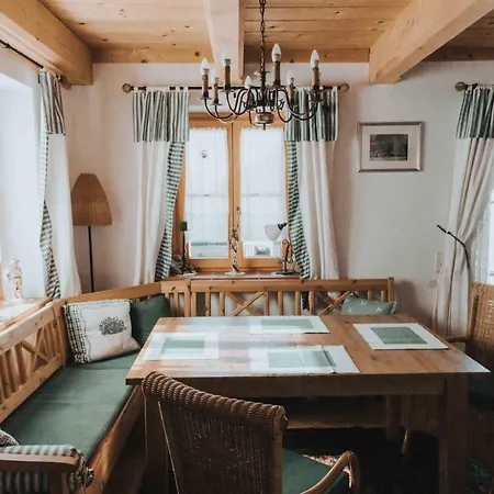 Haus In Den Bergen 롯지